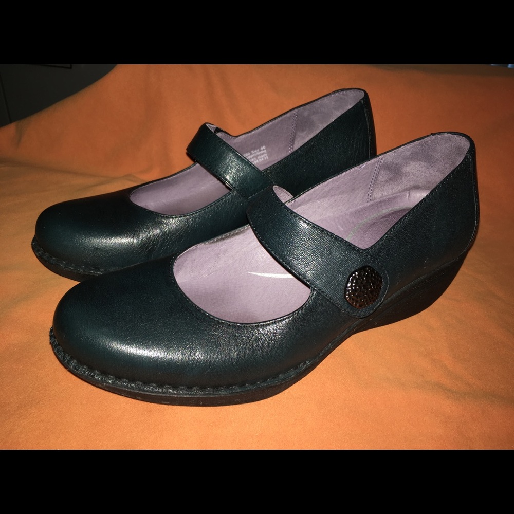 *PRICE DROP* Green Mary Jane Dansko